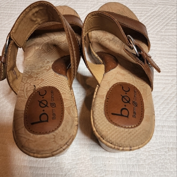 BOC leather wedge sandals. - Picture 4 of 16